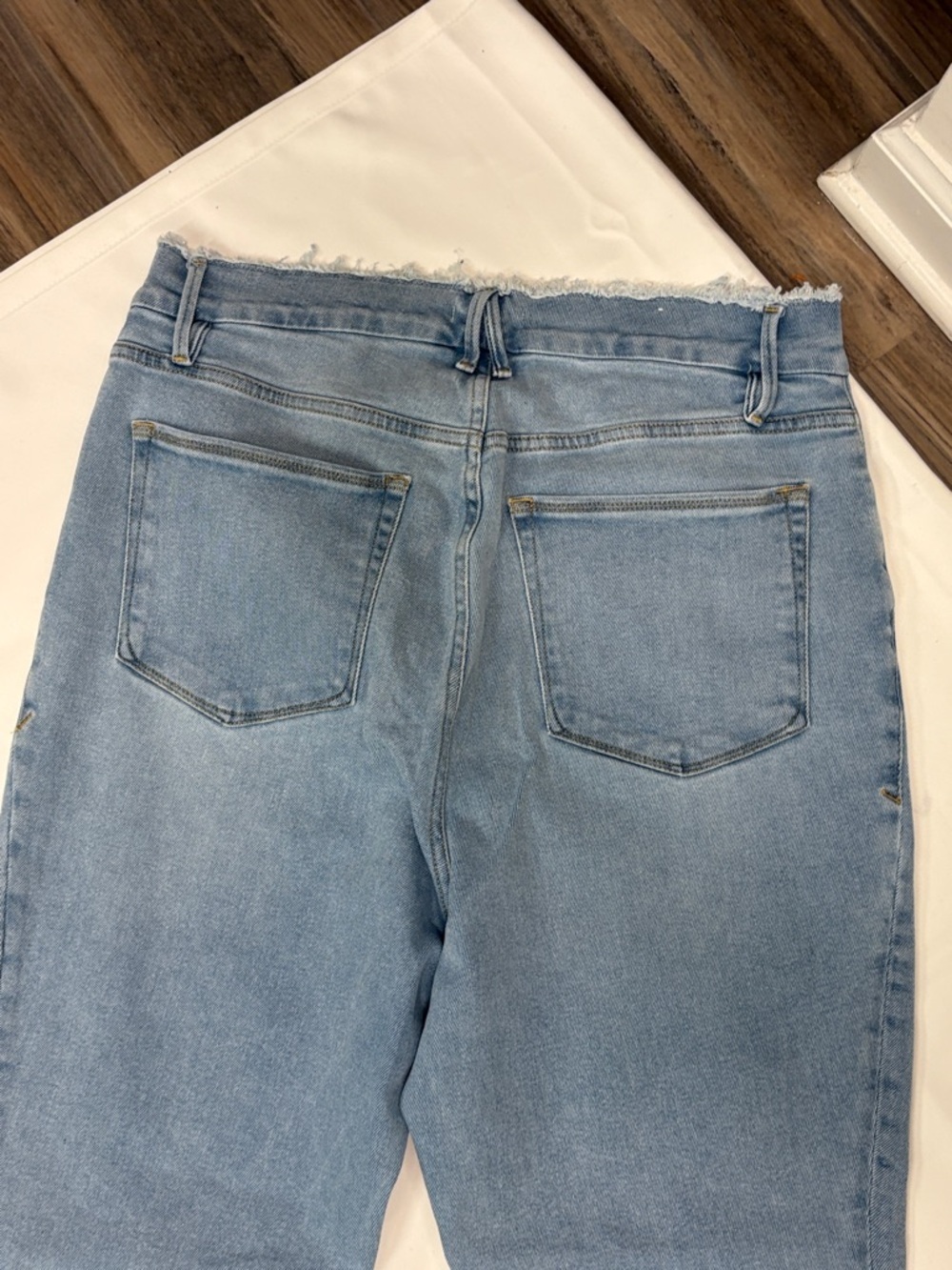 GOOD AMERICAN LIGHT BLUE FLARE JEANS WITH RAW HEM! - Picture 4 of 10